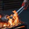 Donkey Tong 27 Zoll – handgefertigte Grillzange aus Edelstahl und weißer Eiche